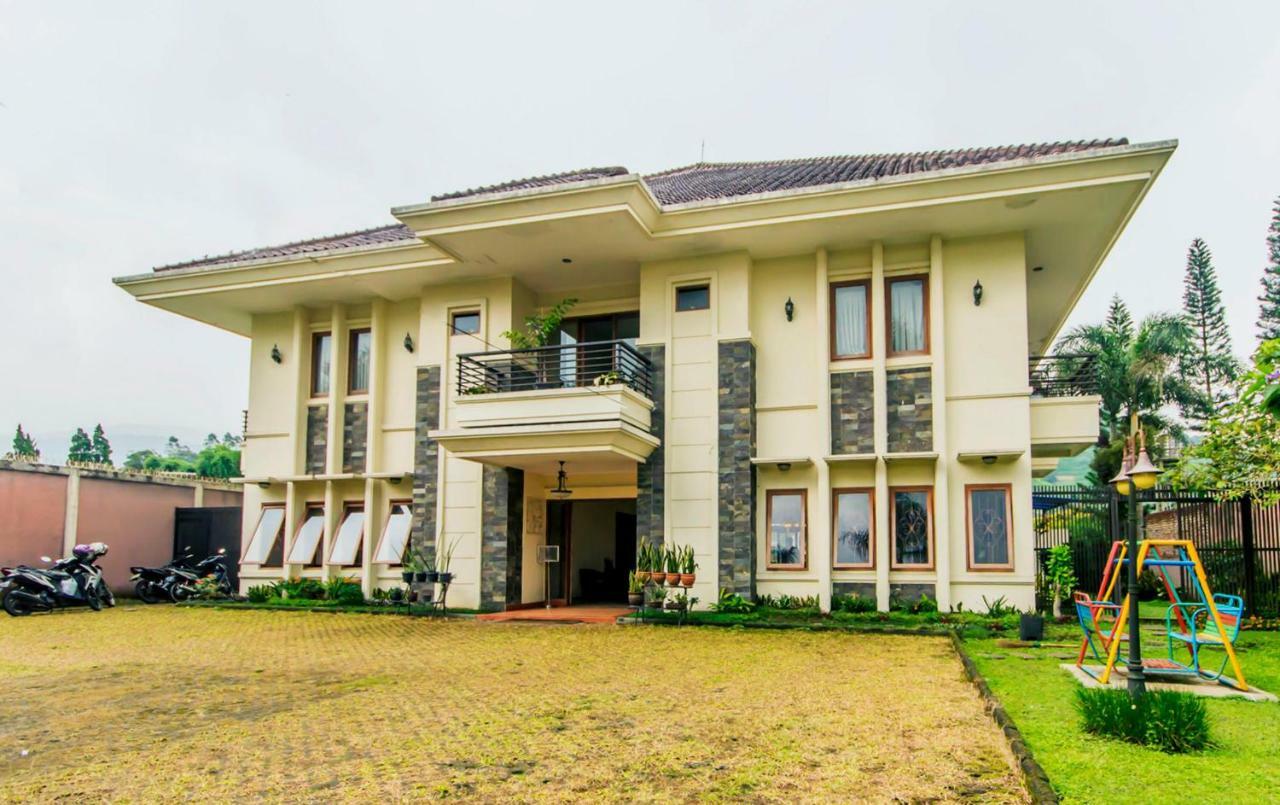 Puri Bernadi Guest House Lembang Exterior photo