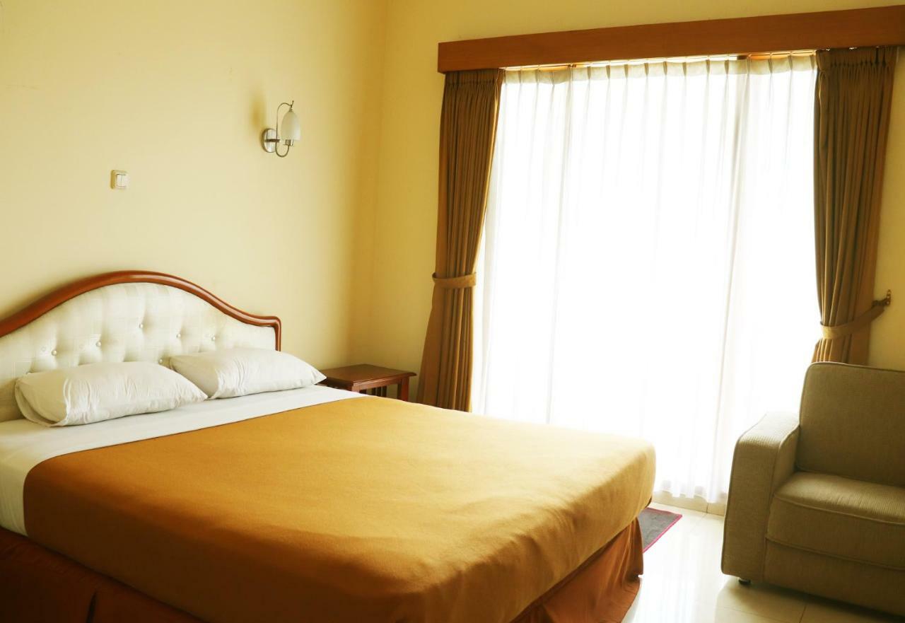 Puri Bernadi Guest House Lembang Exterior photo